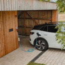 NRGkick Pure lädt E-Auto vor der Garage  | Einfach E-Auto Shop