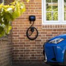 Ohme Wallbox Home Pro 11 kW mit Ladekabel an Hauswand | Einfach E-Auto 