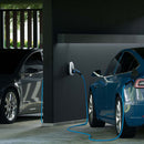 Anwendungsbeispiel der wandseitig montierten  Wallbox go-e gemini 11kW (CH-04-11-51) während des Ladevorganges eines E-Auto´s.