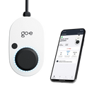 Frontansicht eines in Betrieb befindlichen go-e Gemini 22 kw chargers mit der auf einem Smartphone geöffneten go-e Ladeapp und Einstellmöglichkeiten während eines Ladevorganges.
