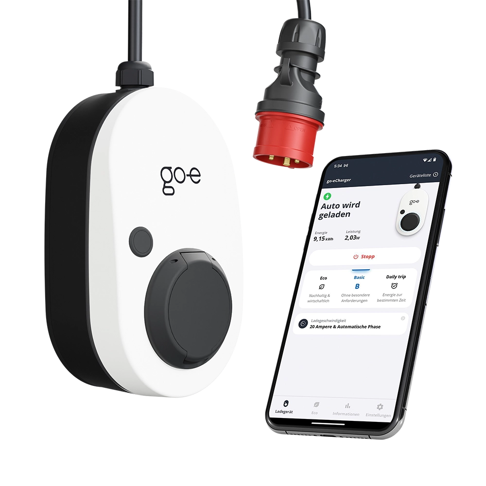 Frontansicht der mobilen Wallbox go-e Gemini flex 22Kw mit Detailansicht des CEE16A Anschlusses und der auf einem Handy geöffneten go-e App.