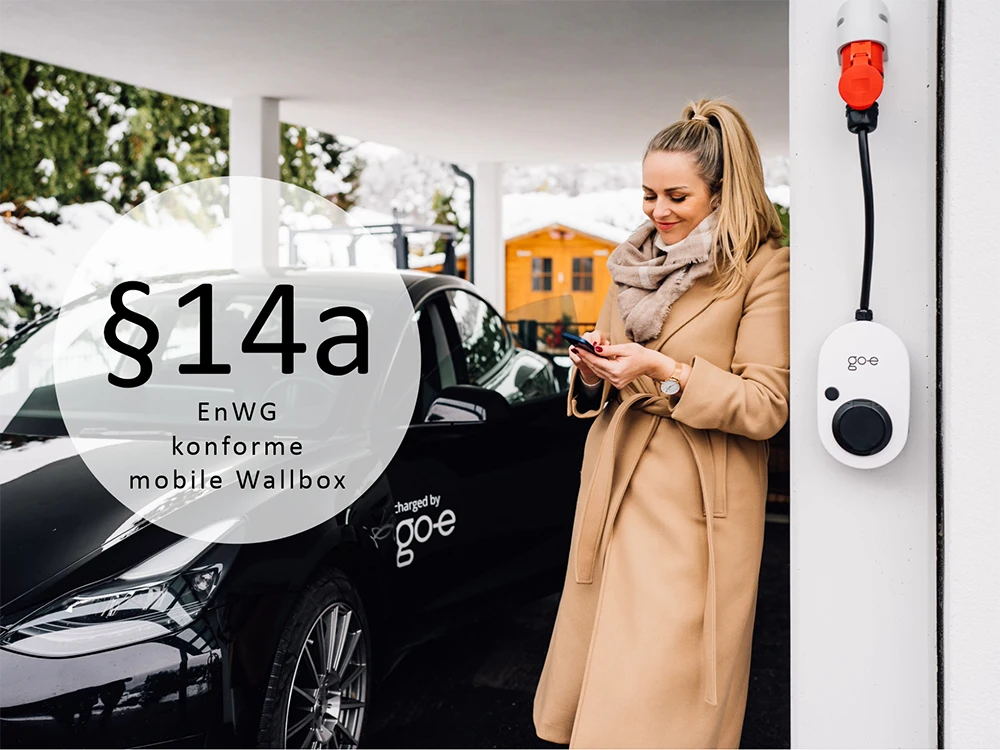 Abbildung einer installierten mobilen Wallbox gemini flex 11kW vor dem Hintergrund eines Elektroautos mit eingeblendetem Hinweis Paragraph 14a EnWG konform