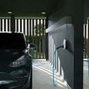 Wandseitig montierter go-e charger gemini 11 kw während des Ladevorganges eines über ein Typ2 Ladekabel verbundenen E-Auto´s.