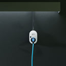 Anwendungsbeispiel der an einer Wand montierten Wallbox go-e gemini 22 kw ( CH-04-22-51) mit angeschlossenem Typ2 Ladekabel.