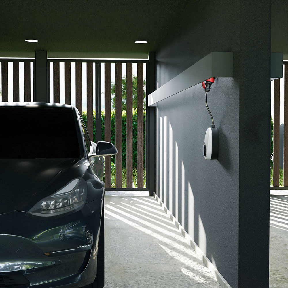 Abbildung einer installierten mobilen Wallbox gemini flex 22kW (CH-04-11-01) vor dem Hintergrund eines Elektroautos.
