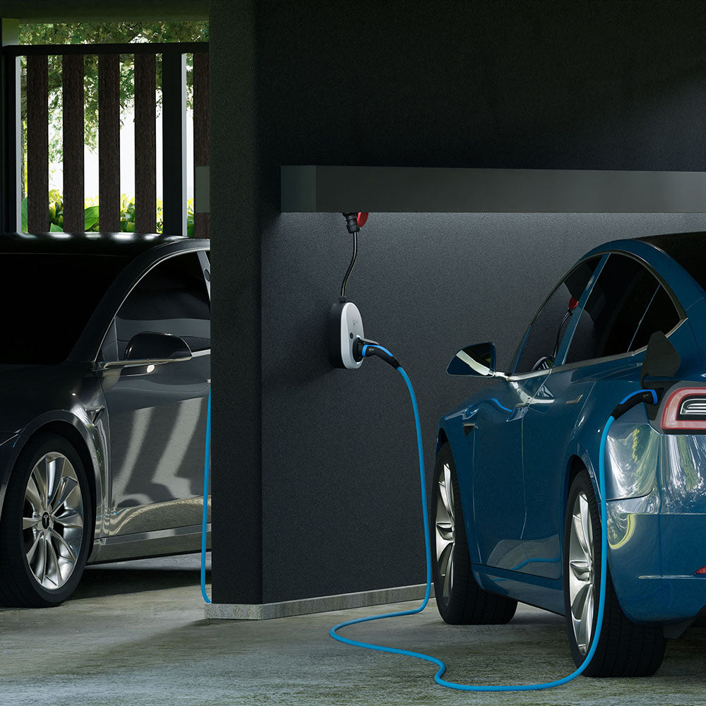 Anwendungsbeispiel der wandseitig montierten mobile Wallbox go-e gemini flex 11kW (CH-04-11-01) während des Ladevorganges eines E-Auto´s.